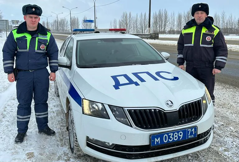 Инспекторы ДПС помогли замерзающим людям в неисправном авто в Тульской ...