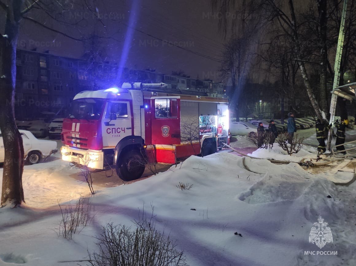 В Туле ночью произошел пожар в многоквартирном доме на ул. Калинина | ИА “ Тульская Пресса”