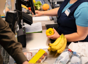 Стало известно, какие товары начнут блокировать на кассах в магазинах с 1 апреля