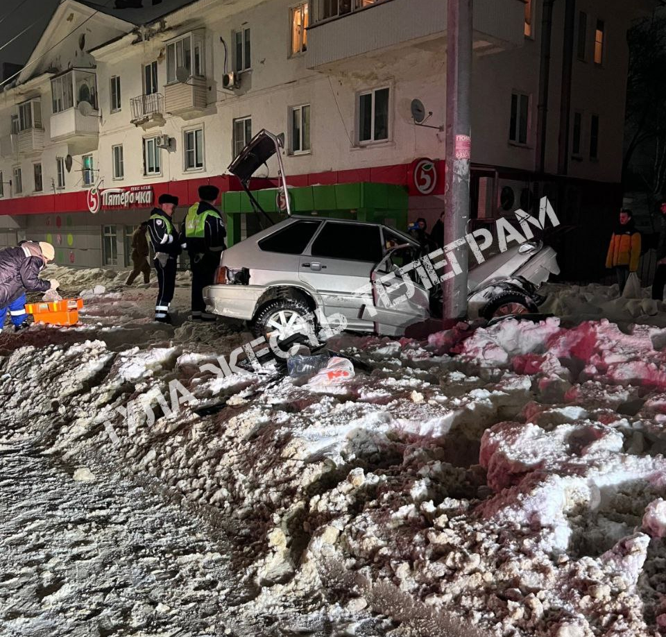 В Щекине произошло жесткое ДТП: пьяный водитель «ВАЗ» ночью влетел в столб  | ИА “Тульская Пресса”