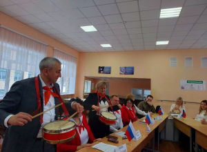 Ефремовские школьники подарили Сергею Балтабаеву футболку и значок «Движения Первых»