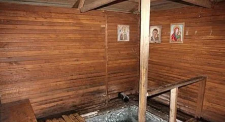 купание в купели на крещение. купание в святом источнике. купель на крещение. храм андрея первозванного новотитаровская купель. купание в купели на крещение.