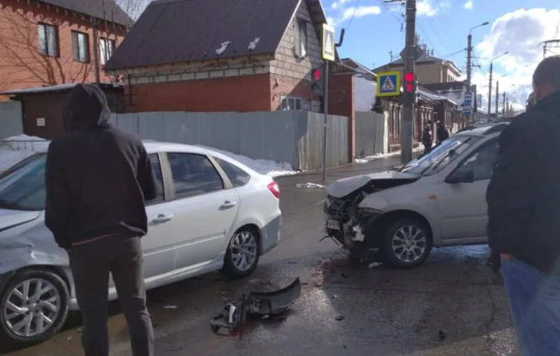 В Туле на ул. Оборонной произошло ДТП на трамвайных путях: затруднено ...