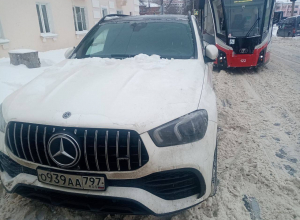 В Туле на ул. Михеева водитель Mercedes-Benz перекрыл движение трамваев