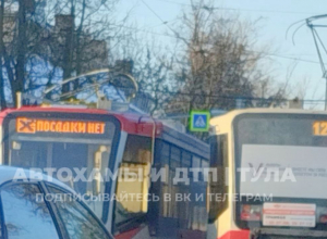 На пересечении улиц Станиславского и Н. Руднева в Туле встали трамваи