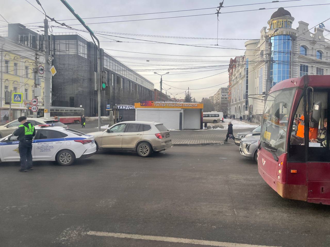 В центре Тулы автомобиль протаранил трамвай: движение парализовано | ИА “ Тульская Пресса”