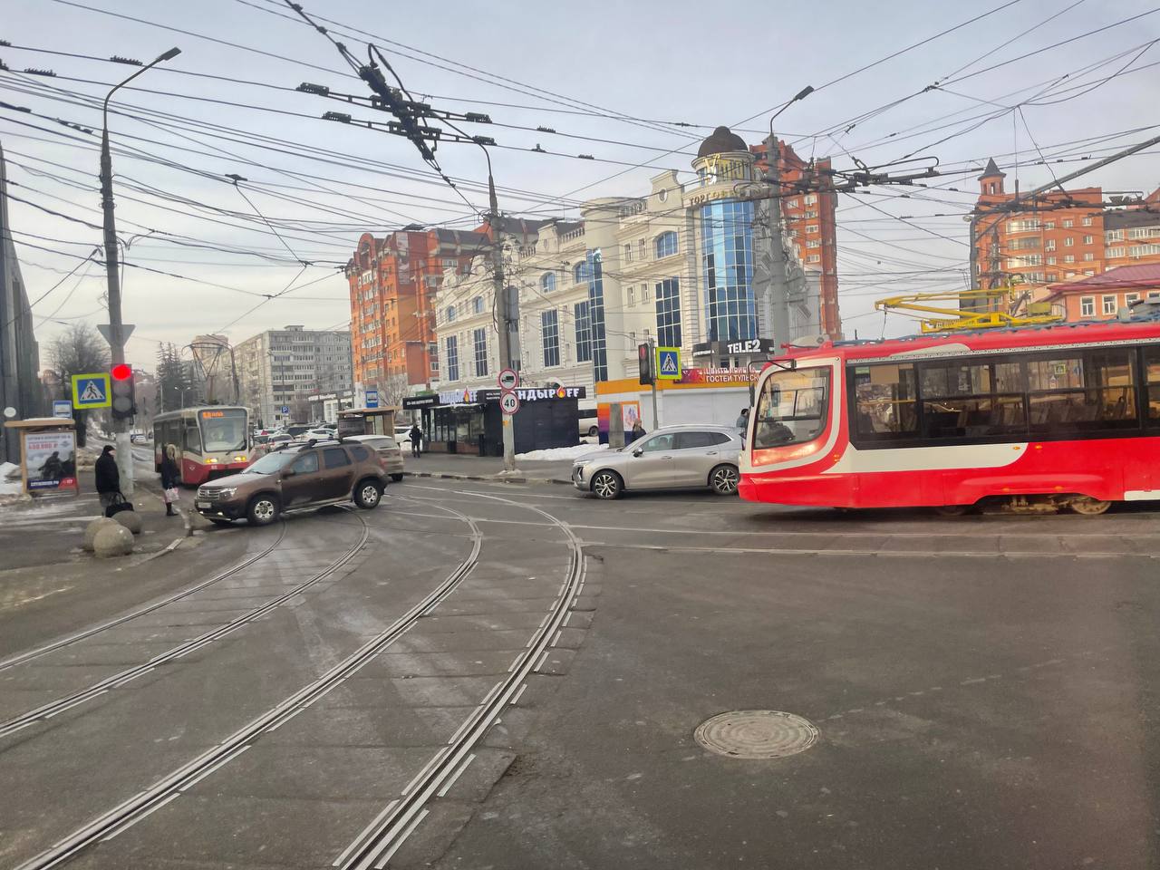 трамвайных полос движения. движение по полосам и трамвайные пути. разделительная полоса с трамвайными путями. трамвайные пути посередине дороги. выезд на трамвайные пути пдд.