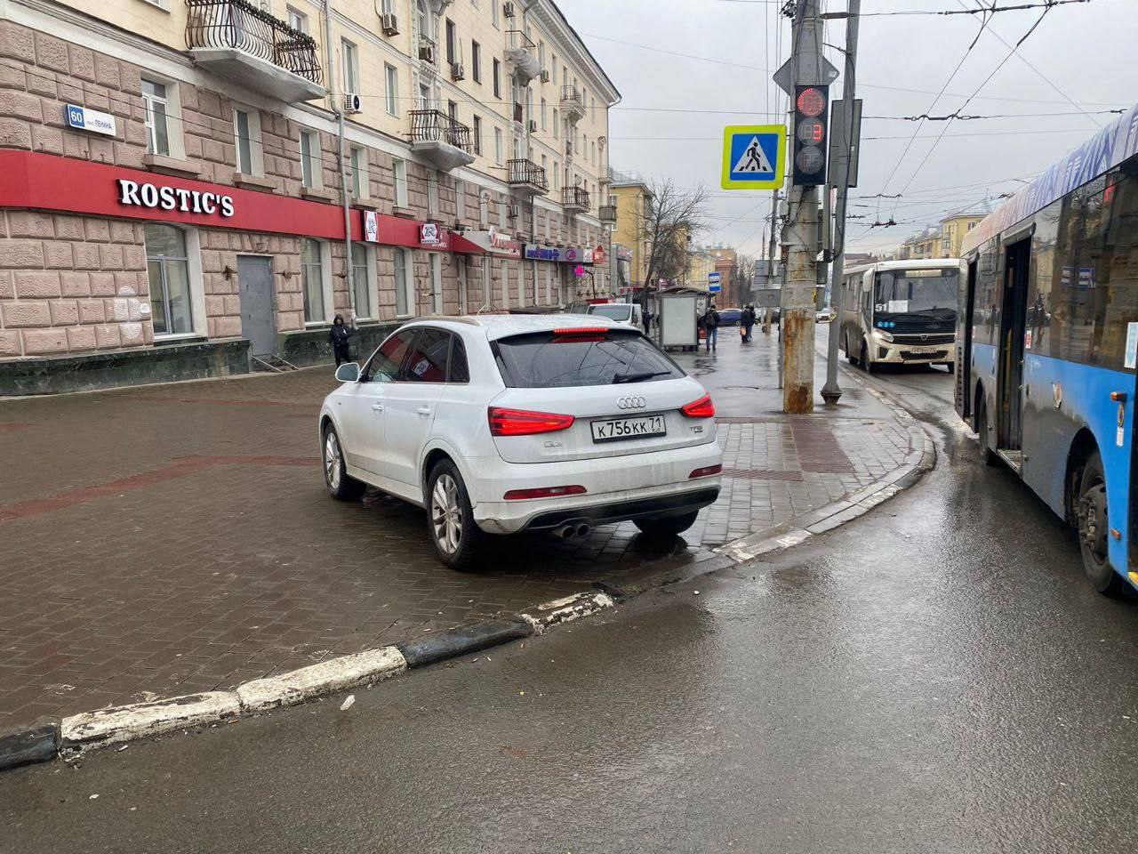 В Туле иномарка вылетела на тротуар после ДТП с автобусом | ИА “Тульская  Пресса”