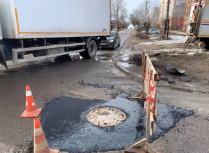 В Туле заделали яму возле канализационного люка, в которую провалился автомобиль