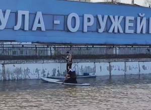 В центре Тулы заметили мужчин, переплывающих Упу на сапбордах