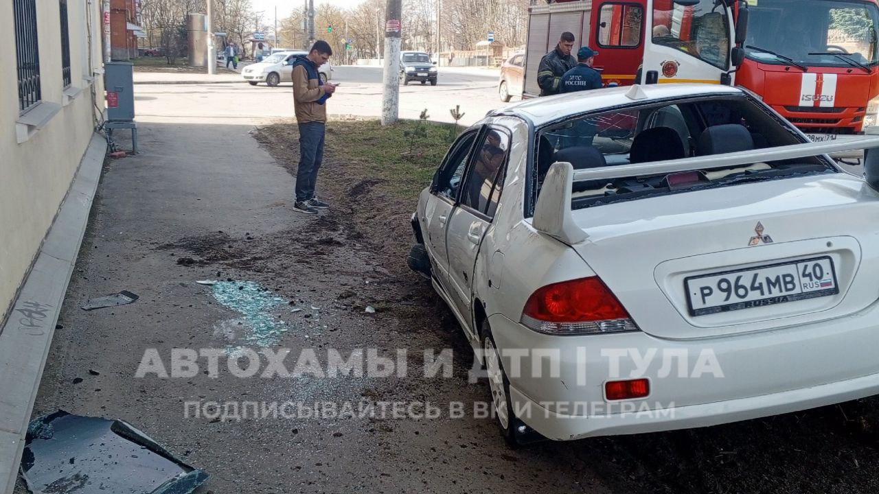 В Туле на ул. Михеева иномарка вылетела на тротуар | ИА “Тульская Пресса”