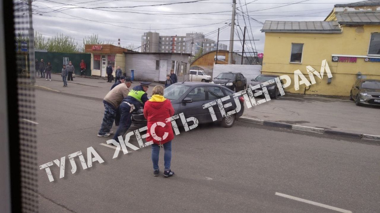 В Туле автомобиль без водителя выкатился на трамвайные пути | ИА “Тульская  Пресса”