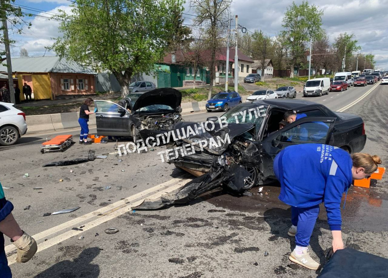 В Туле в жестком лобовом ДТП пострадали трое. Видео | ИА “Тульская Пресса”