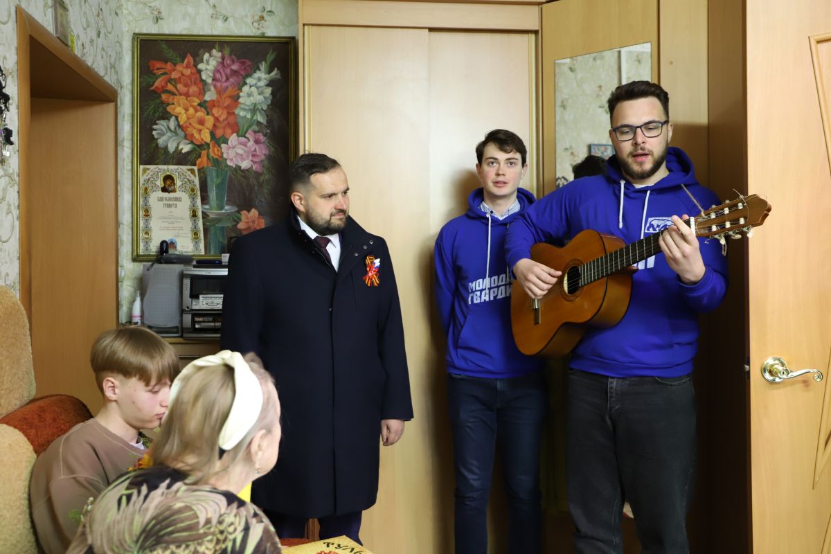 В День Победы активисты «Единой России» организовали домашний концерт для  ветеранов | ИА “Тульская Пресса”