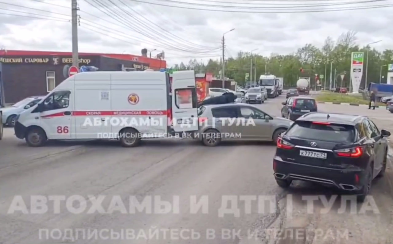 В Туле мотоциклист приземлился на крышу автомобиля после ДТП: видео | ИА  “Тульская Пресса”