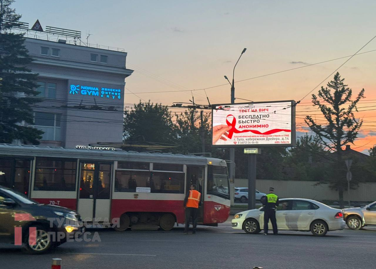 В Туле у большого универмага водитель на иномарке протаранил трамвай. Фото  | ИА “Тульская Пресса”