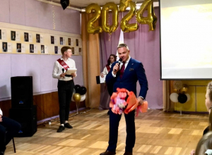 Мэр Новомосковска Алексей Платонов поздравил выпускников с окончанием школы