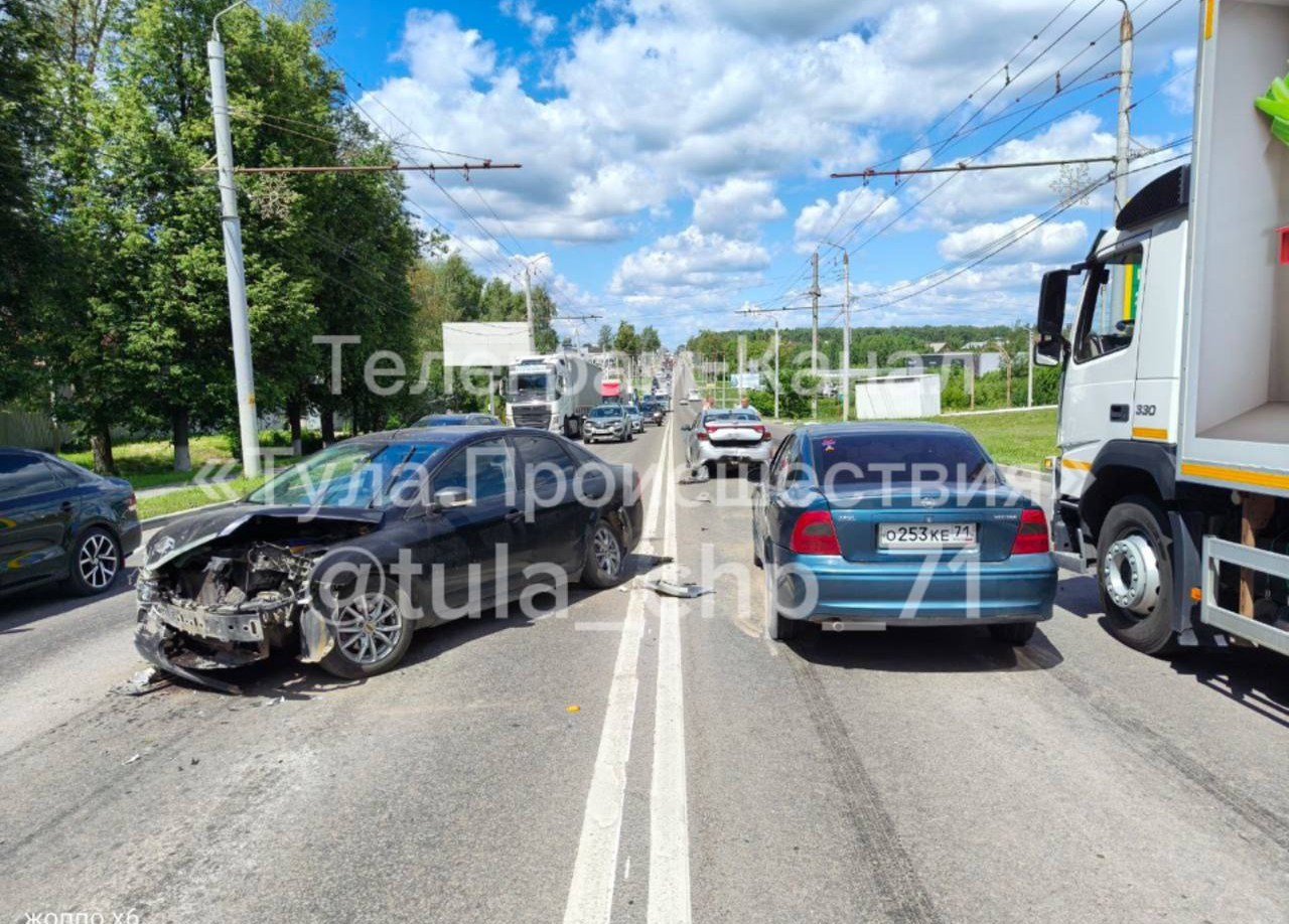 Движение в тульском Заречье остановилось из-за массового ДТП | ИА “Тульская  Пресса”