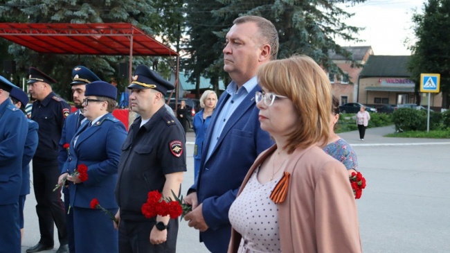 ÐÐ° ÑÐµÐ½ÑÑÐ°Ð»ÑÐ½Ð¾Ð¹ Ð¿Ð»Ð¾ÑÐ°Ð´Ð¸ ÐÐµÐ»ÐµÐ²Ð° Ð·Ð°Ð¶Ð¶ÐµÐ½Ð½ÑÐ¼Ð¸ ÑÐ²ÐµÑÐ°Ð¼Ð¸ Ð²ÑÐ»Ð¾Ð¶Ð¸Ð»Ð¸ ÐºÐ°ÑÑÐ¸Ð½Ñ