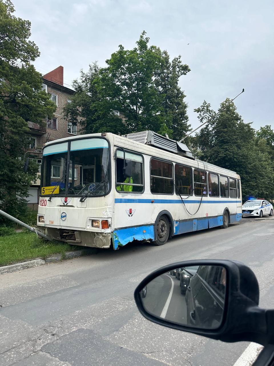 В Туле водитель троллейбуса не справился с управлением, протаранил  автомобиль и снес дорожный знак | ИА “Тульская Пресса”