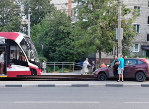 В Туле иномарка на путях парализовала движение трамваев