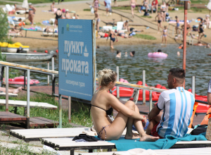 Заглядывает в кабинки, а после — отжимается в лесу: вуайериста из Центрального парка снова заметили на пляже