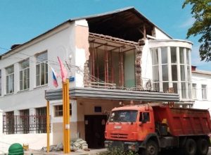 Туляки пожаловались на обрушение стены в школе: ведутся ремонтные работы