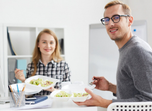 Гуляют и зависают в гаджетах: как проводят обеденный перерыв в тульских офисах