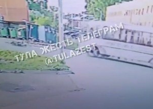 В Тульской области школьник залетел под автобус на питбайке. Видео