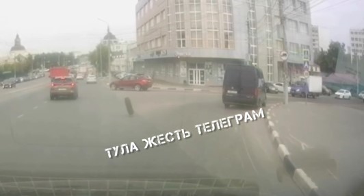 Ð Ð¢ÑÐ»Ðµ ÑÑÑÐ³Ð¾Ð½ Ð¿Ð¾ÑÐµÑÑÐ» ÐºÐ¾Ð»ÐµÑÐ¾ Ð½Ð° ÑÐ¾Ð´Ñ, Ð° Ð²Ð¾Ð´Ð¸ÑÐµÐ»Ñ Ð²ÑÑÐºÐ¾ÑÐ¸Ð» Ð»Ð¾Ð²Ð¸ÑÑ ÐµÐ³Ð¾. ÐÐ¸Ð´ÐµÐ¾