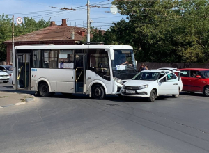 Легковушка и автобус не поделили дорогу в Туле