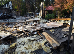 «Сигнальной лентой огородили бы»: сгоревший ресторан в тульском парке никак не могут убрать
