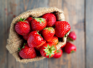 На рынках Тульской области могла появиться клубника с опасным пестицидом