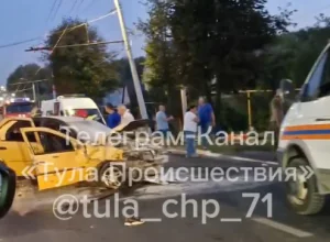 Выехал на встречку, сбил деревья и врезался в ЛЭП: в Туле в жуткой аварии погиб мужчина