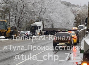 Под Тулой попавшая в ДТП фура заблокировала движение