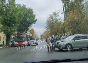 Ð Ð¢ÑÐ»Ðµ ÑÑÐ´Ð¾Ð¼ Ñ ÑÑÐ¾Ð»Ð»ÐµÐ¹Ð±ÑÑÐ¾Ð¼ ÑÑÐ¾Ð»ÐºÐ½ÑÐ»Ð¸ÑÑ Ð´Ð²Ð° Ð°Ð²ÑÐ¾Ð¼Ð¾Ð±Ð¸Ð»Ñ. ÐÐ¸Ð´ÐµÐ¾