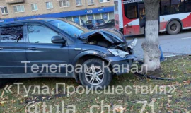 ÐÐ²ÑÐ¾Ð¼Ð¾Ð±Ð¸Ð»Ñ Ð²ÑÐµÐ·Ð°Ð»ÑÑ Ð² Ð´ÐµÑÐµÐ²Ð¾ Ð½Ð° ÐÑÐ°ÑÐ½Ð¾Ð°ÑÐ¼ÐµÐ¹ÑÐºÐ¾Ð¼ Ð¿ÑÐ¾ÑÐ¿ÐµÐºÑÐµ Ð² Ð¢ÑÐ»Ðµ