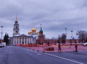 Рабочие приступили к установке Губернского катка в центре Тулы