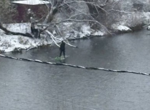 Экстремал устроил сплав на сапе по Упе после снегопада