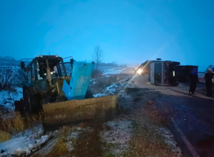 Под Тулой автопоезд занесло на дороге, и в его прицеп влетел трактор