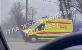 Грузовик протаранил легковушку. Водитель ауди влетел под фуру. Ауди а6 после дтп. Водитель ауди влетел под фуру. Ауди дтп ростов-на-дону.