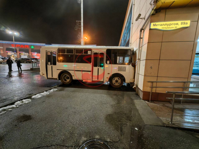 Ð Ð¢ÑÐ»Ðµ Ð°Ð²ÑÐ¾Ð±ÑÑ Ð²ÑÐµÐ·Ð°Ð»ÑÑ Ð² ÑÑÐµÐ½Ñ ÑÐ¾ÑÐ³Ð¾Ð²Ð¾Ð³Ð¾ ÑÐµÐ½ÑÑÐ°