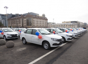 Туляки, пострадавшие на производстве, получили по «Ладе Гранте»