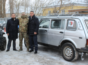 Депутаты-единороссы передали автомобиль тульским бойцам