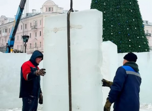 На главной площади Новомосковска строят ледяной городок. Видео