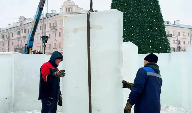 ÐÐ° Ð³Ð»Ð°Ð²Ð½Ð¾Ð¹ Ð¿Ð»Ð¾ÑÐ°Ð´Ð¸ ÐÐ¾Ð²Ð¾Ð¼Ð¾ÑÐºÐ¾Ð²ÑÐºÐ° ÑÑÑÐ¾ÑÑ Ð»ÐµÐ´ÑÐ½Ð¾Ð¹ Ð³Ð¾ÑÐ¾Ð´Ð¾Ðº. ÐÐ¸Ð´ÐµÐ¾