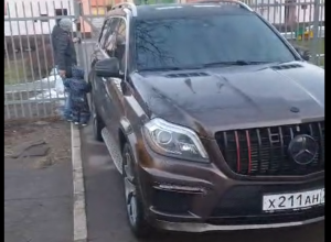 Оставил машину перед входом в детский сад: автохама на Mercedes оштрафовали на 2000 рублей