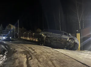 В поселке под Тулой перевернулся фургон: пострадали трое