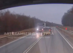 Спасла доля секунды: под Тулой лихач набрал скорость перед встречным грузовиком. Видео
