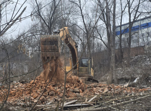 Здание аварийное, культурной ценности не несет: в тульском парке продолжают сносить водокачку